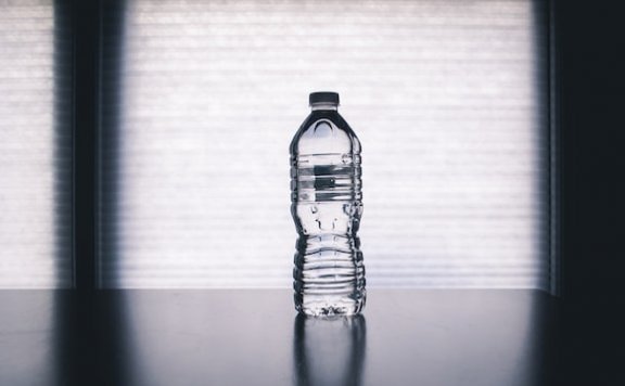 瓶装水过了保质期,还能喝吗?